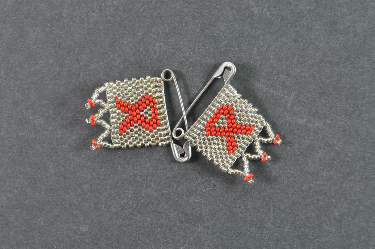 Röda Korset Pin's ruban rouge Pin's ruban rouge en perles Suède 2005 2005.262.6.1-2 Photo Mucem