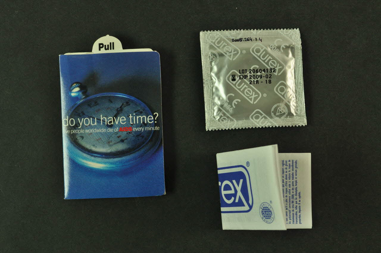 National Aids Trust (NAT) Enveloppe de préservatif "Do you have time ?" (avez-vous le temps?) Grande Bretagne 2004 2005.264.1.1-4 Photo Mucem
