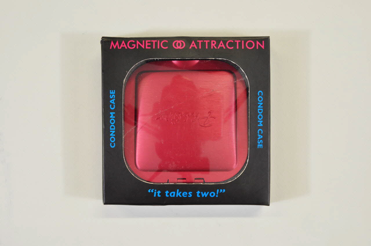 Porte préservatif "Passion Condom box" Grande Bretagne 2005 2005.264.4.1-2 Photo Mucem