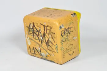 La Poste ; Tran ; Anonyme boîte aux lettres Boîte aux lettres taguée 2002 2003.140.1 Photo Mucem