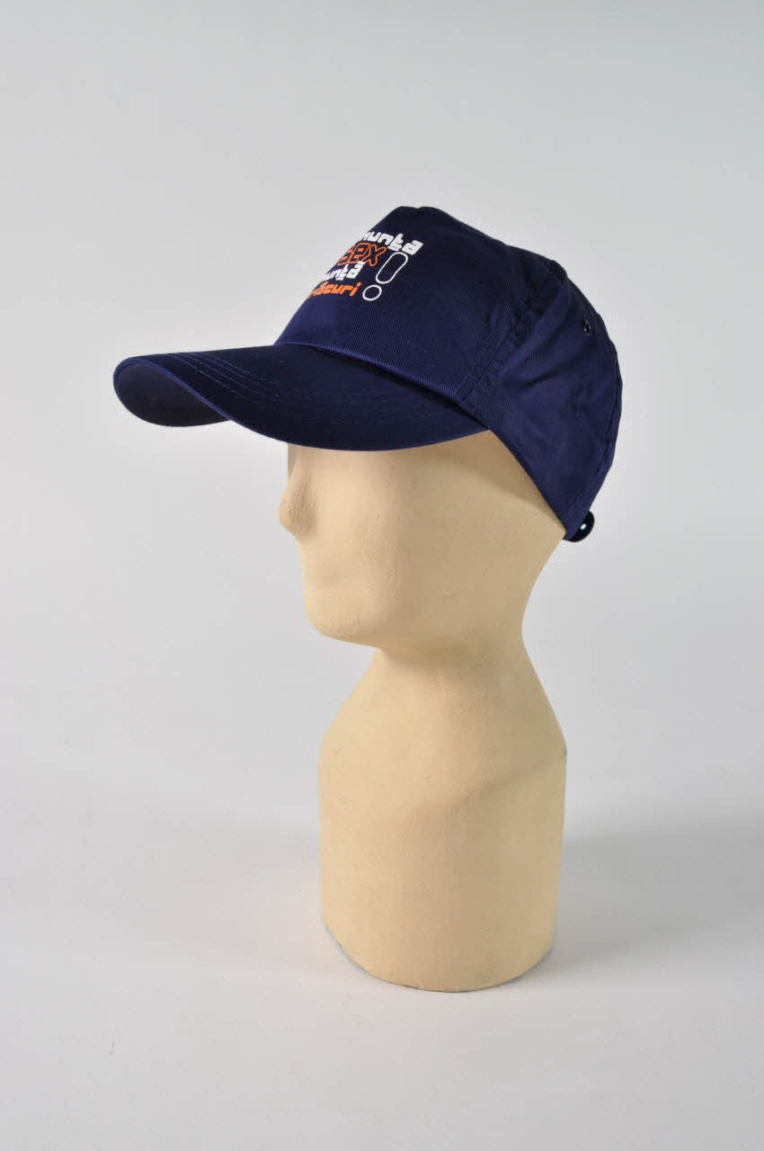 Accept casquette " Nu renunta la sex renunta la riscuri !" (Ne renonce pas au sexe, renonce au risque !) Roumanie 2004 2004.218.3 Photo Mucem