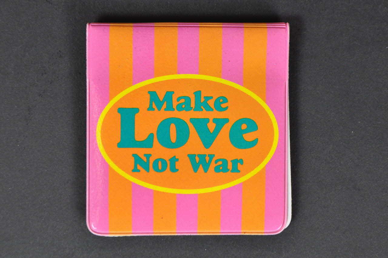 Condomerie Porte préservatif "Make love not war" (Faites l'amour pas la guerre) Pays-Bas 2005 2005.265.30.1-2 Photo Mucem