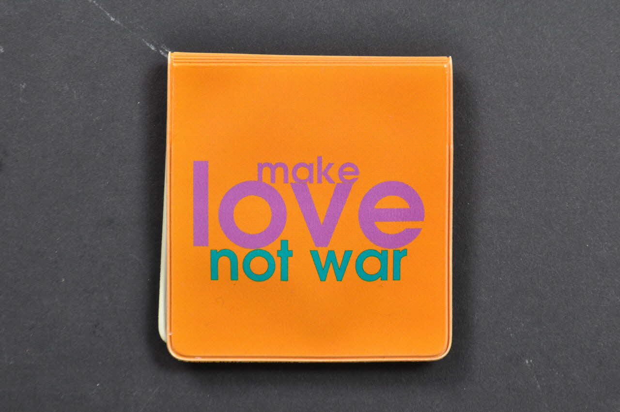 Condomerie Porte préservatif "Make love not war" Pays-Bas 2005 2005.265.31.1-2 Photo Mucem