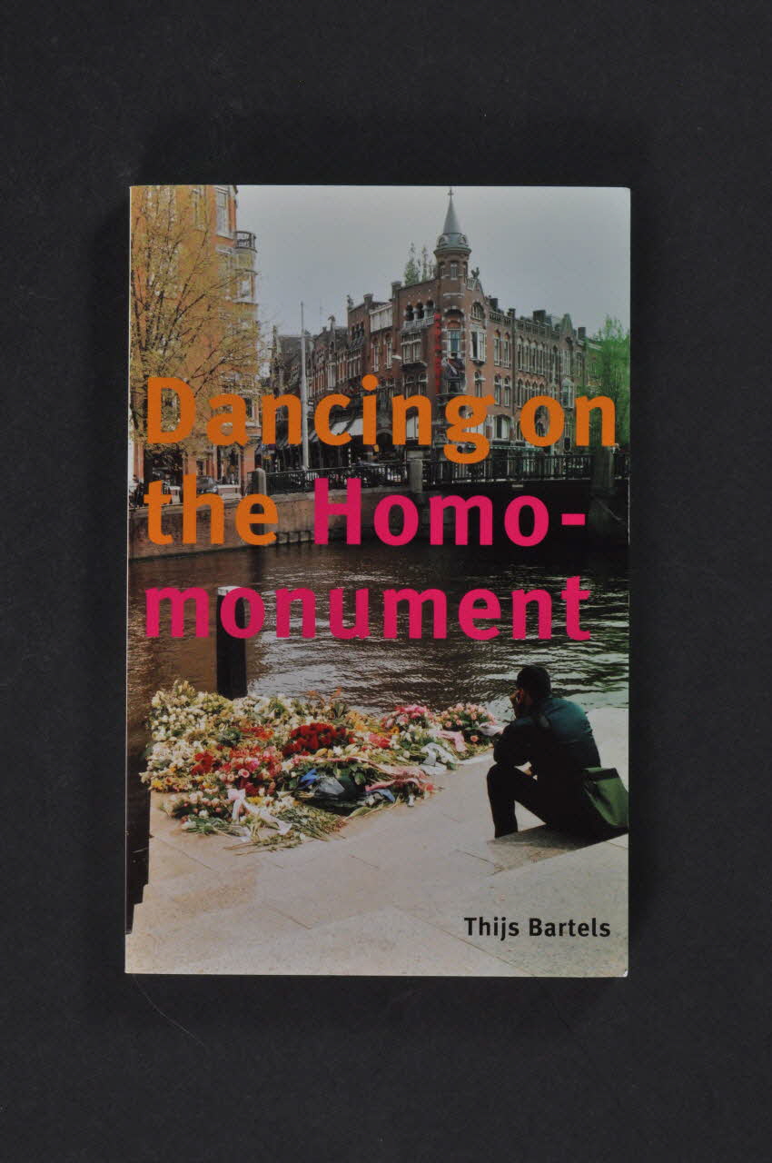 SAD Schorer Stichting livre "Dancing on the homo monument" (Danser sur le monument homo) Pays-Bas 2003 2005.31.3 Photo Mucem
