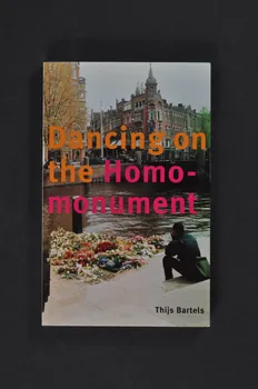 SAD Schorer Stichting livre "Dancing on the homo monument" (Danser sur le monument homo) Pays-Bas 2003 2005.31.3  Photo Mucem