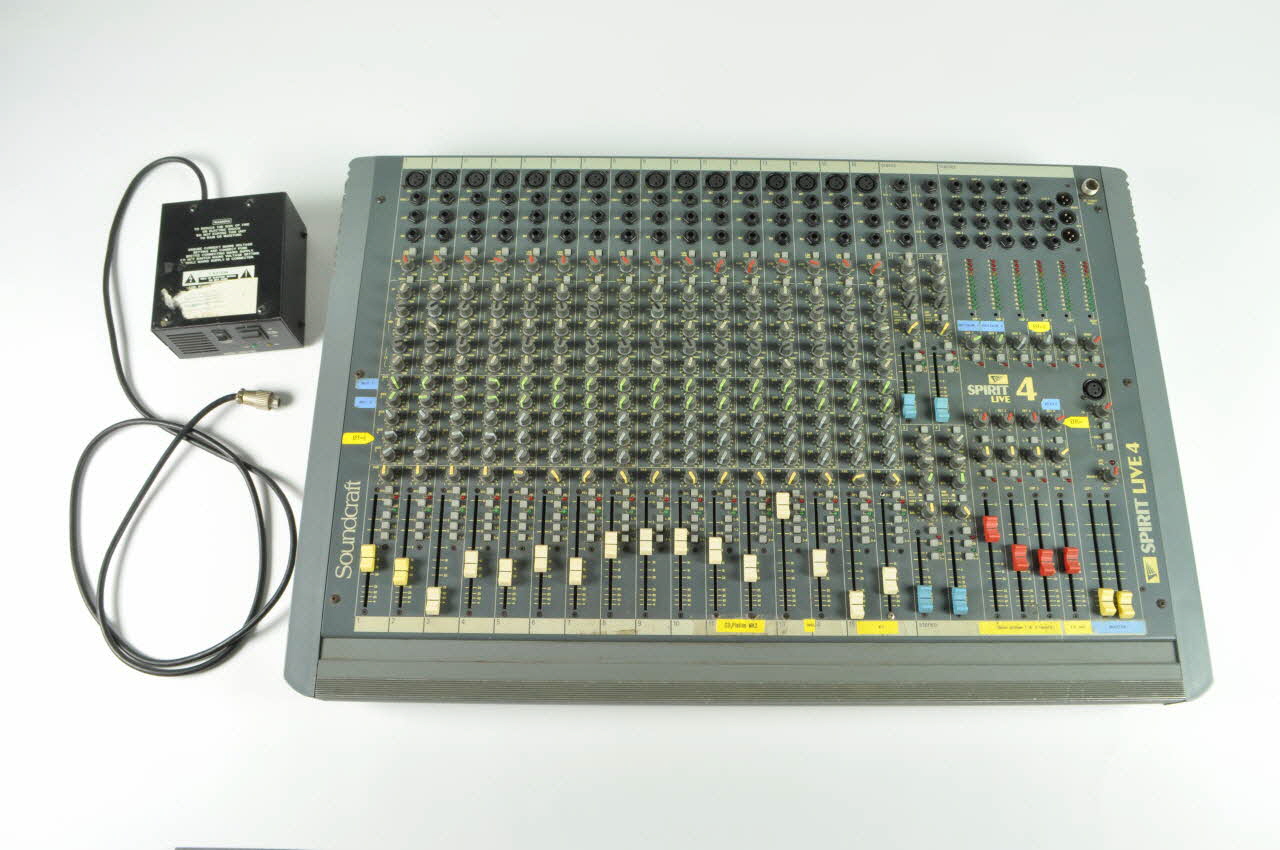 Soundcraft table de mixage Angleterre(Grande-Bretagne) 1990 2003.159.1.1-2 Photo Mucem