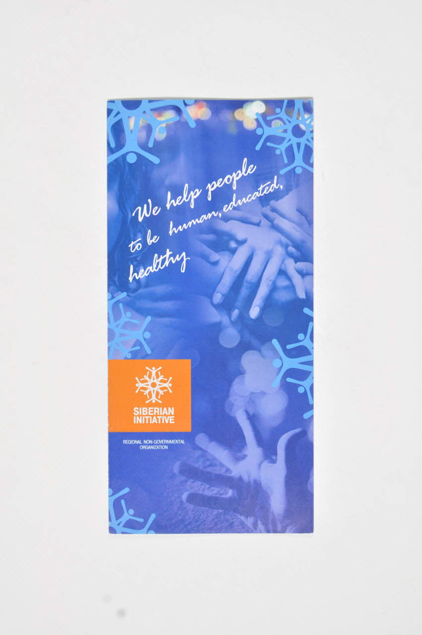 Siberian Initiative Dépliant "We help people to be human, educated, healthy" (Nous aidons les gens à être humains, instruits, en santé) Russie 2004 2004.224.4 Photo Mucem