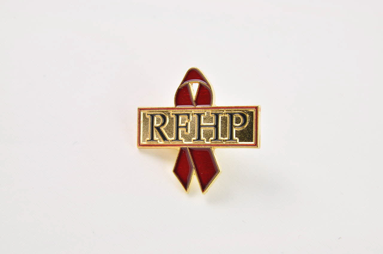 RiksföRbund FöR Hiv Positiva (Rfhp) Pin's ruban rouge "RFHP" Suède 2004 2005.32.31.1-2 Photo Mucem