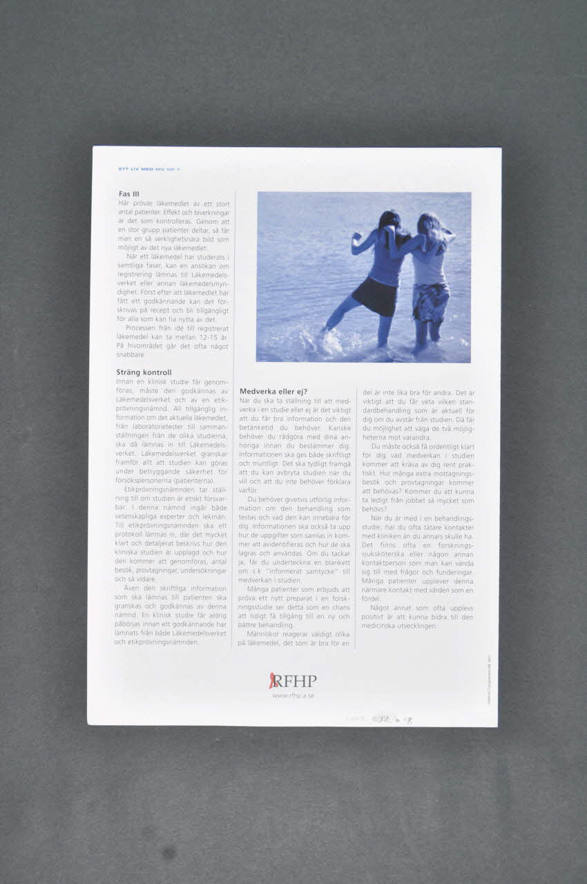 RiksföRbund FöR Hiv Positiva (Rfhp) Revue associative "Ett liv med hiv, n°7 / Bara positivt att vara testperson" (traduire) Suède 2005 2005.32.8 Photo Mucem