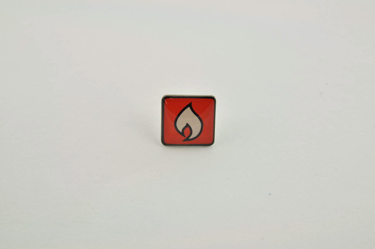 pin's Pin's avec la flamme logo de l'association 2005.33.21.1-2 Photo Mucem