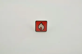pin's Pin's avec la flamme logo de l'association 2005.33.21.1-2 Photo Mucem