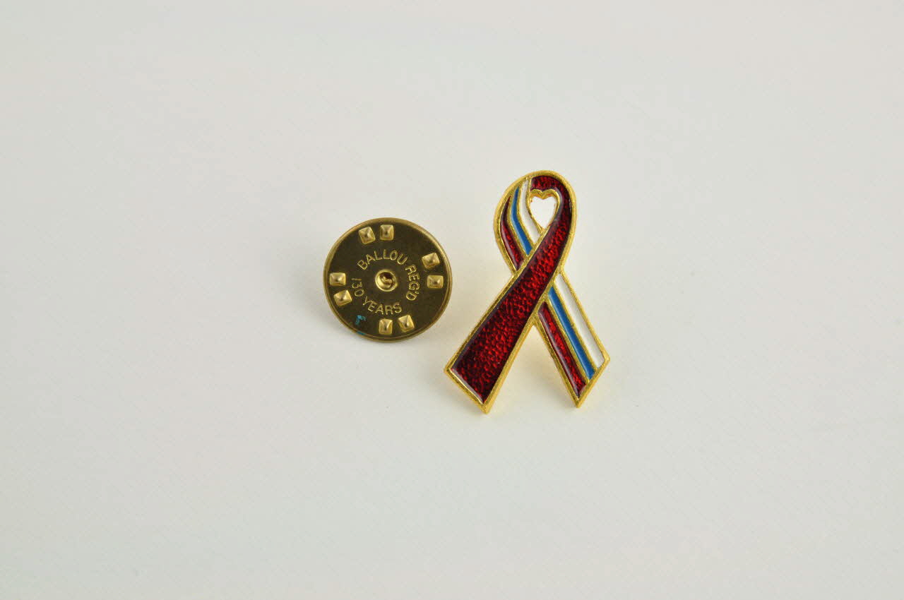 ? pin's un pan rouge et un pan blanc, noir, rouge Russie 2004 2004.232.5.1-2 Photo Mucem