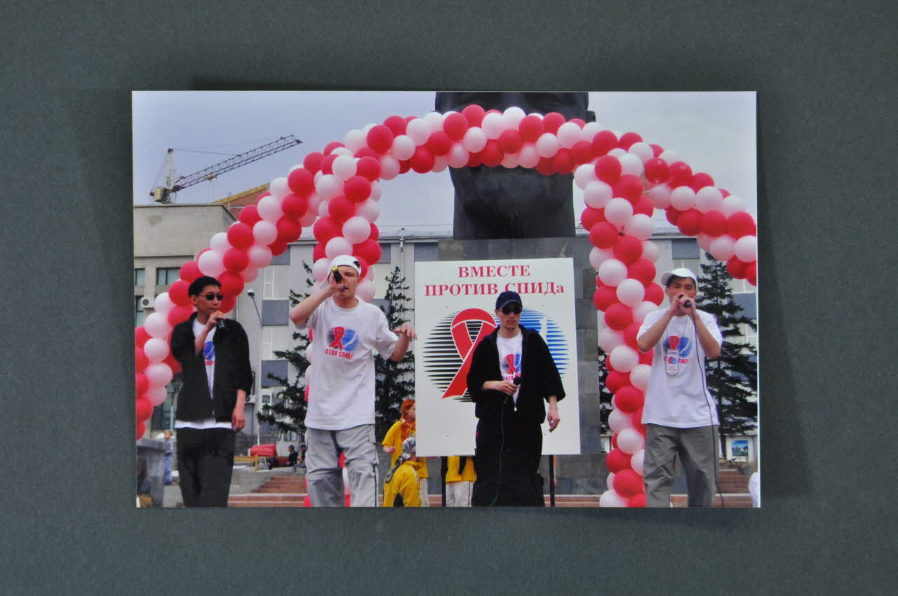 Ministère De La Santé, Republican Center Of photographie volontaires  revêtus du tee-shirt de l'association devant un arc composé de ballons rouges et blancs Fédération de Russie 2004 2004.233.22 Photo Mucem