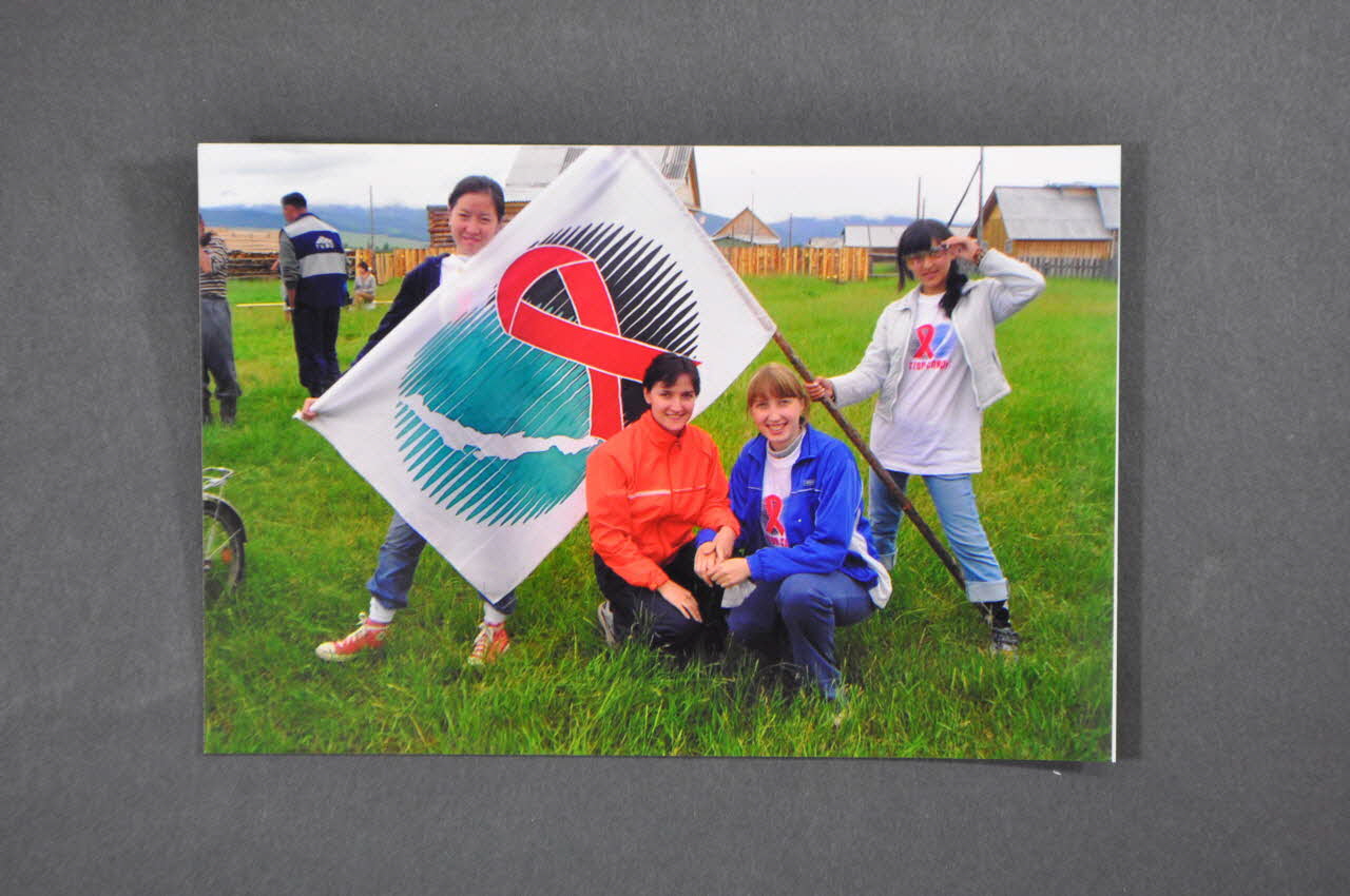 Ministère De La Santé, Republican Center Of photographie volontaires  tenant le drapeau de l'association Fédération de Russie 2004 2004.233.23 Photo Mucem