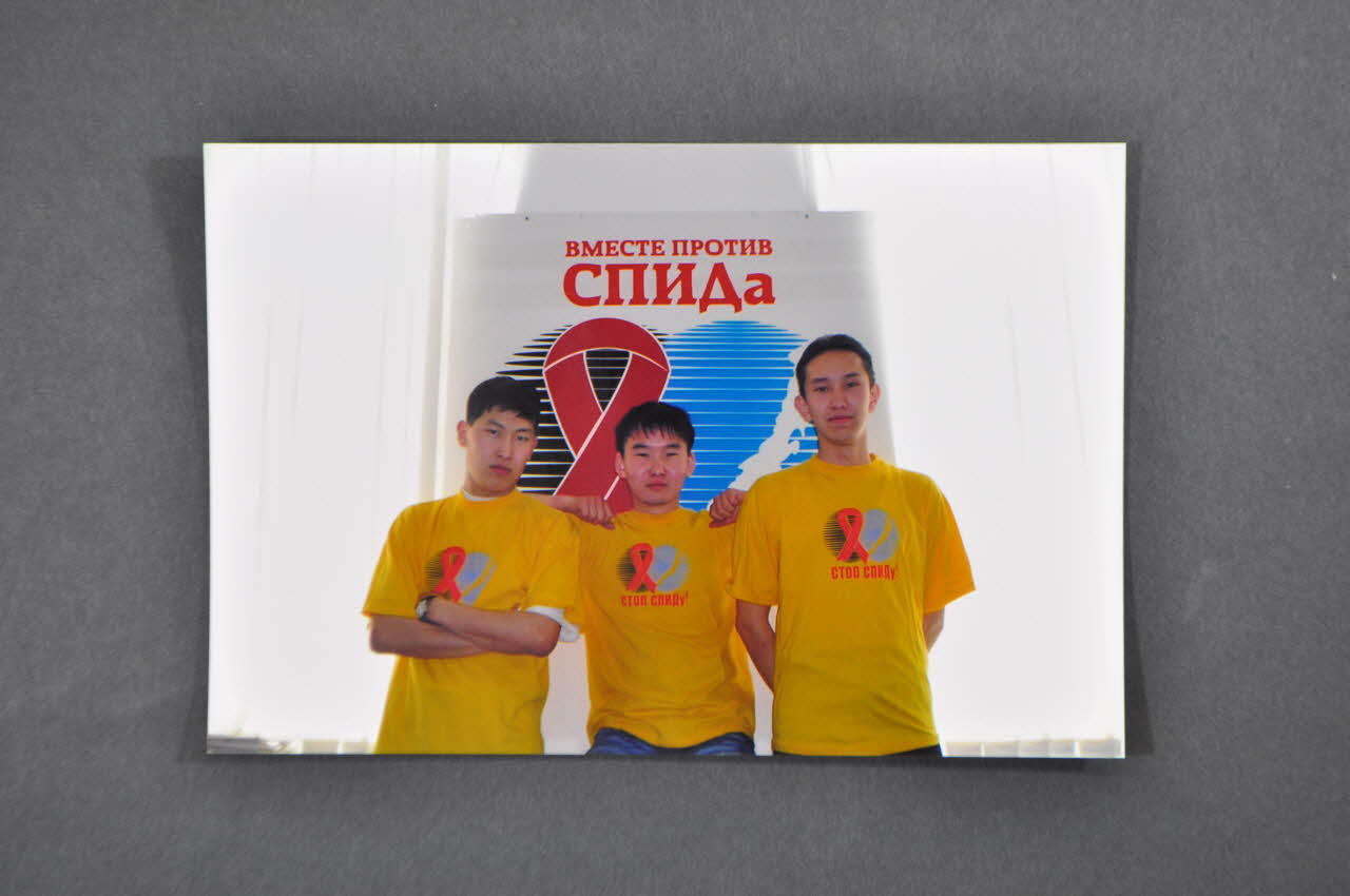 Ministère De La Santé, Republican Center Of photographie trois garçons volontaires  portant le tee shirt jaune de l'association Fédération de Russie 2004 2004.233.24 Photo Mucem