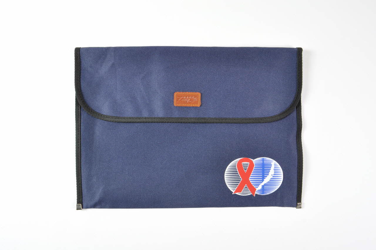 Ministère De La Santé, Republican Center Of Pochette porte documents Sac porte documents avec le logo du Centre Fédération de Russie 2004 2004.233.3 Photo Mucem
