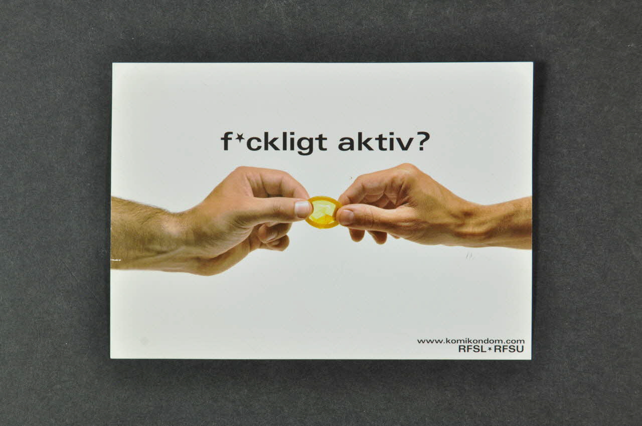 carte postale "f*ckligt aktiv ? (2 mains et un préservatif) 2005.34.78 Photo Mucem