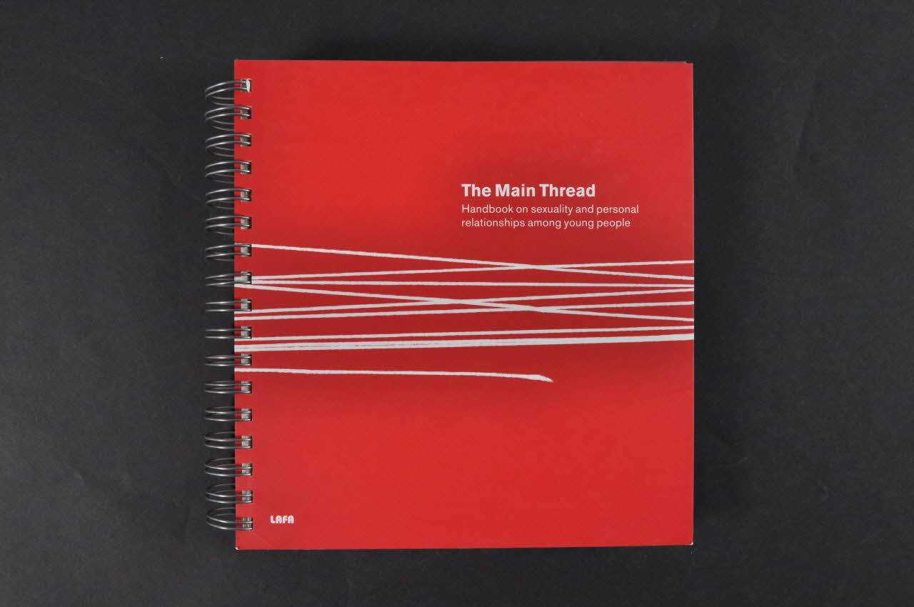 LAFA livre "The main thread. Handbook on sexuality and personal relationships among young people" (Le fil rouge. Manuel sur la sexualité et les relations personnelles chez les jeunes) Suède 2004 2005.35.11 Photo Mucem