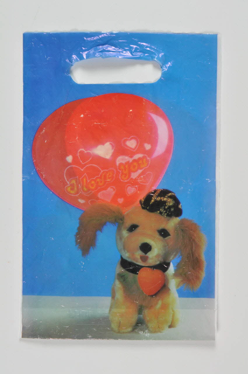 Siberian Aids Aid Charitable Fund sac plastique petit chien avec coeur et ballon rouge Sibérie 2004 2004.236.51 Photo Mucem