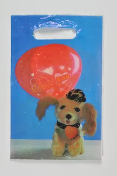 Siberian Aids Aid Charitable Fund sac plastique petit chien avec coeur et ballon rouge Sibérie 2004 2004.236.51 Photo Mucem