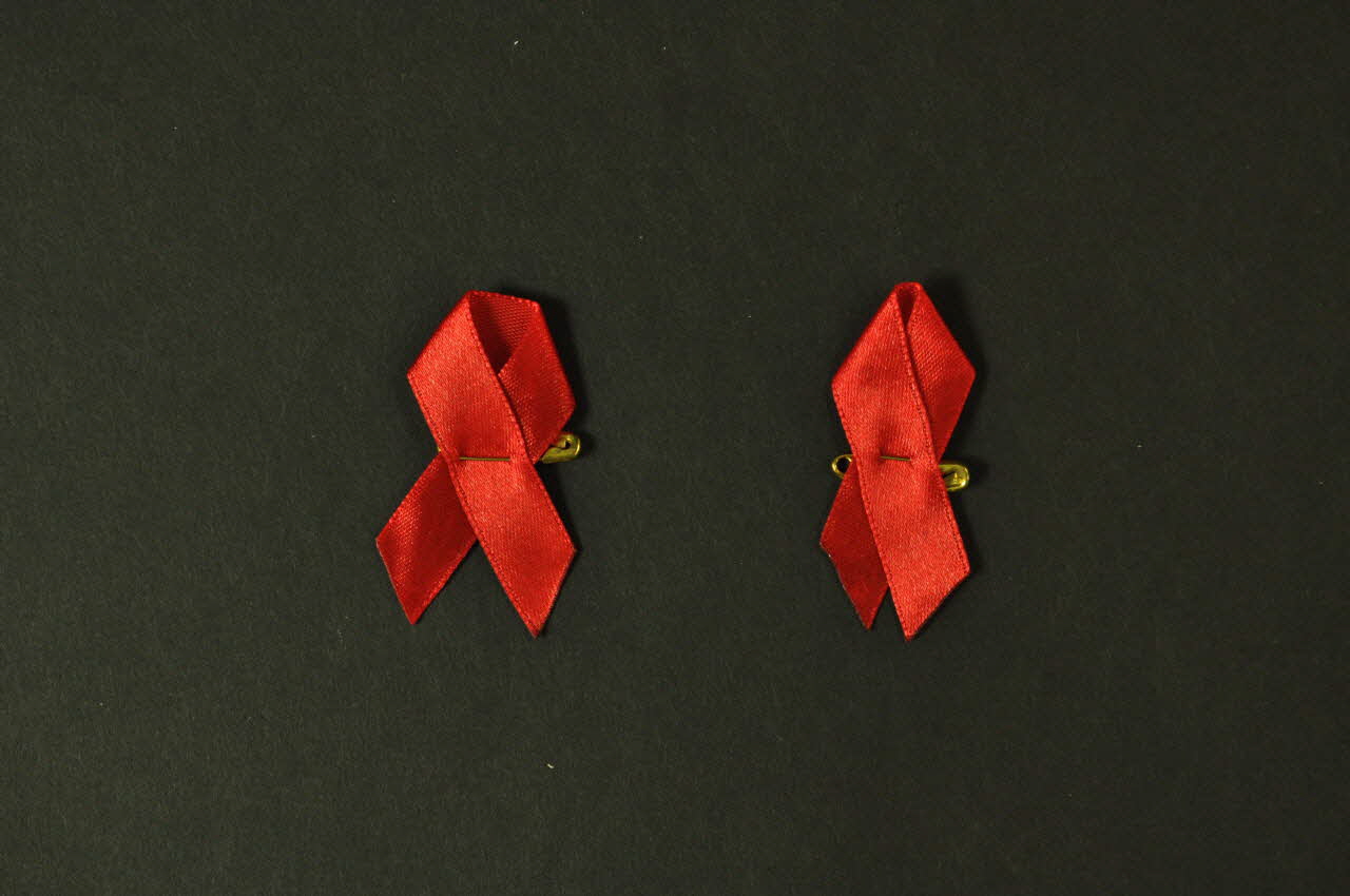 Siberian Aids Aid Charitable Fund RUBAN ROUGE Sibérie 2004 2004.236.52.3 Photo Mucem