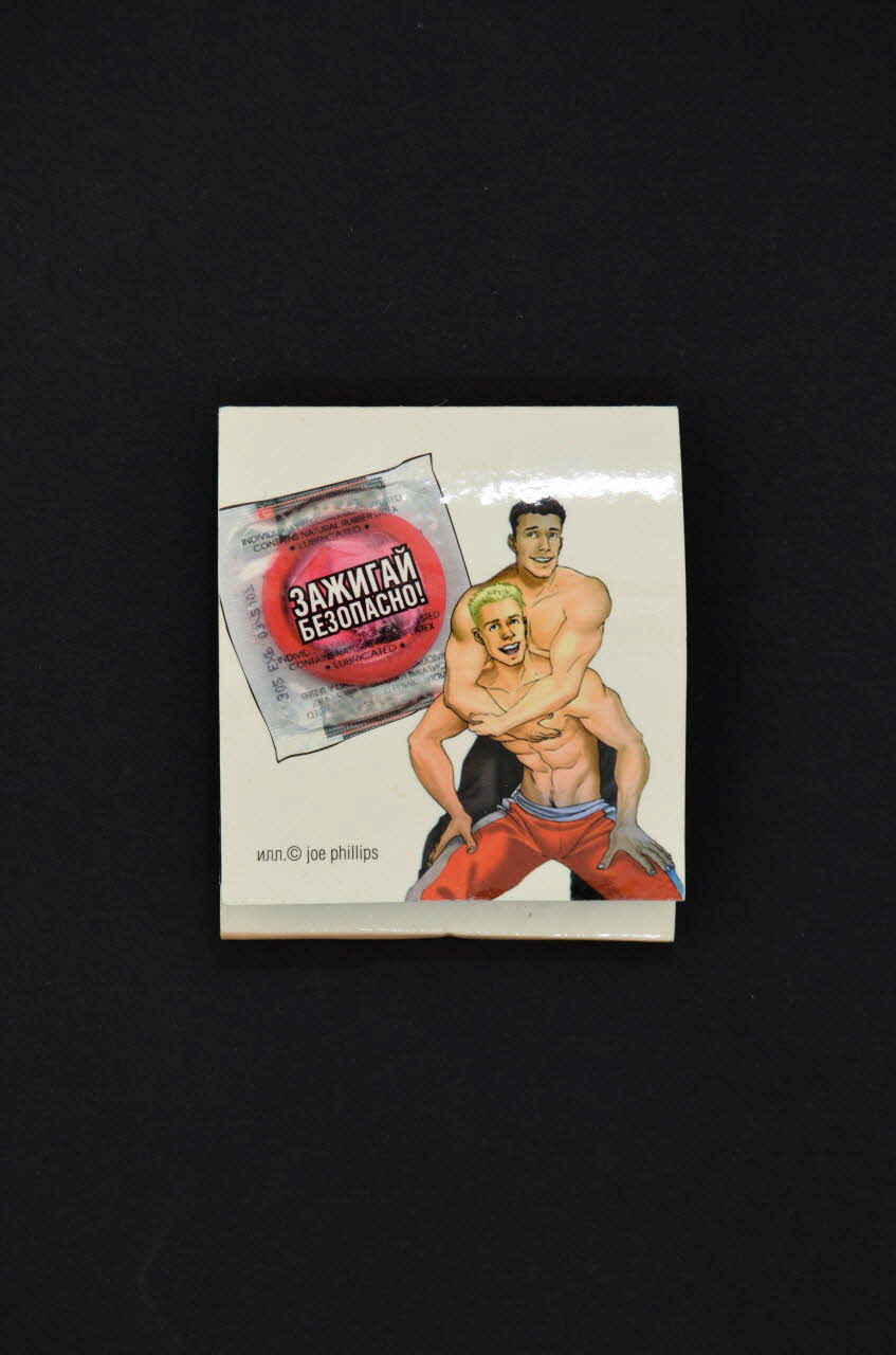 Siberian Aids Aid Charitable Fund POCHETTE D'ALLUMETTES garçons enlacés et préservatif. Sibérie 2004 2004.236.54 Photo Mucem