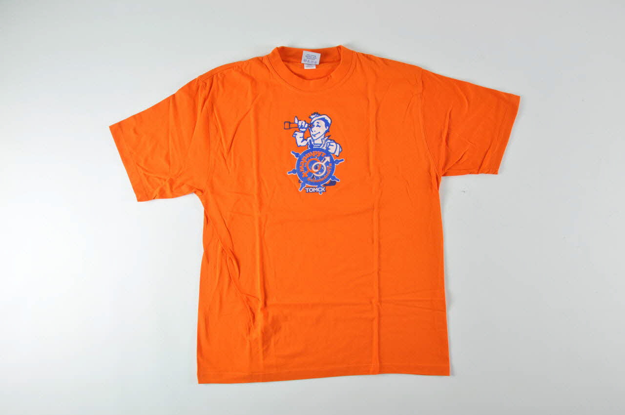 Siberian Aids Aid Charitable Fund tee-shirt Tee shirt  orange avec "marin" avec longue vue et gouvernail Sibérie 2004 2004.236.56 Photo Mucem