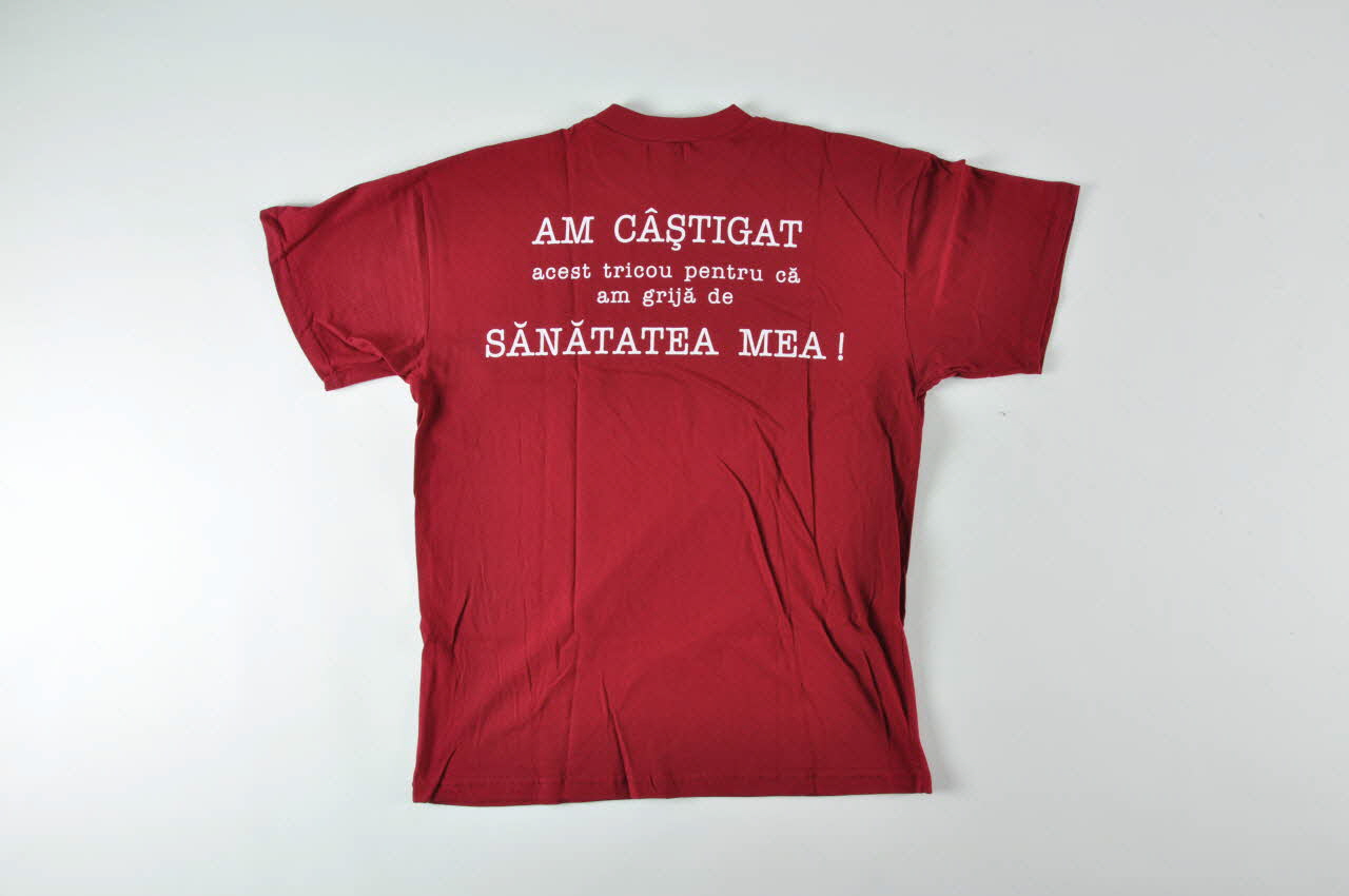 Romanian Angel Appeal tee-shirt "Am Castigat acest tricou pentru ca am grija de sanatatea mea"  (En gagnant ce tee shirt j'ai pris soin de ma santé) Roumanie 2004 2004.237.10 Photo Mucem
