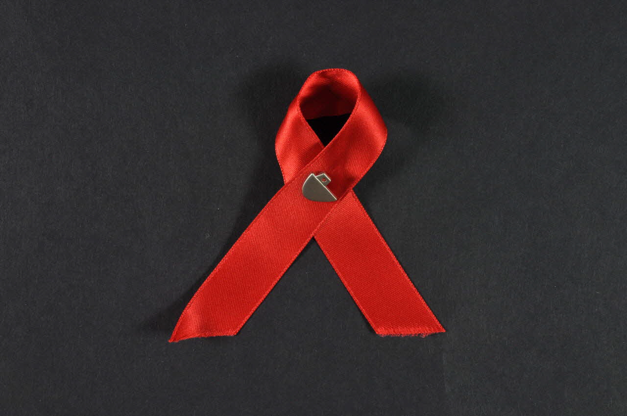 Noaks Ark / Röda Korset Pin's ruban rouge Ruban rouge en tissu avec pin's de l'association Suède 2005 2005.38.45.1-3 Photo Mucem