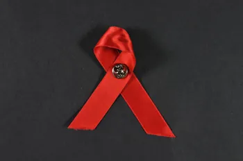Noaks Ark / Röda Korset Pin's ruban rouge Ruban rouge en tissu avec pin's de l'association Suède 2005 2005.38.45.1-3 Photo Mucem
