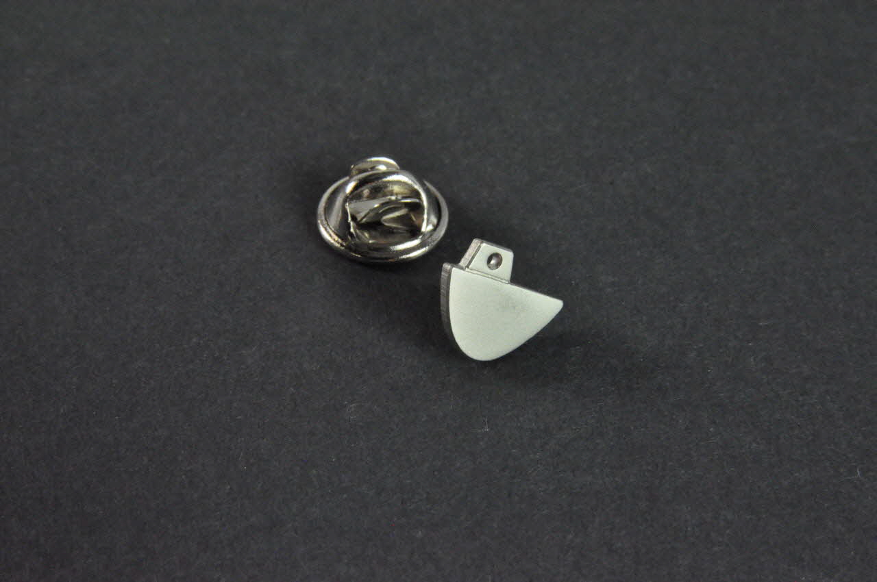 Noaks Ark / Röda Korset pin's Pin's de l'association Suède 2005 2005.38.46.1-2 Photo Mucem