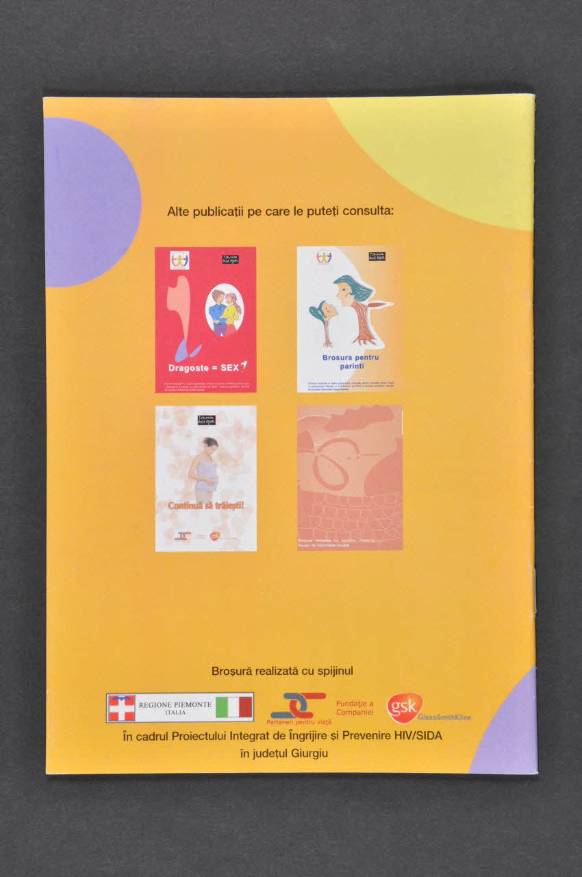 Romanian Angel Appeal BROCHURE Fundita rosie. (Fondation rose ?) / Copiii si HIV. Informatii pentru familie (Enfants et VIH .Informations pour les familles) Roumanie 2002 2004.237.22 Photo Mucem