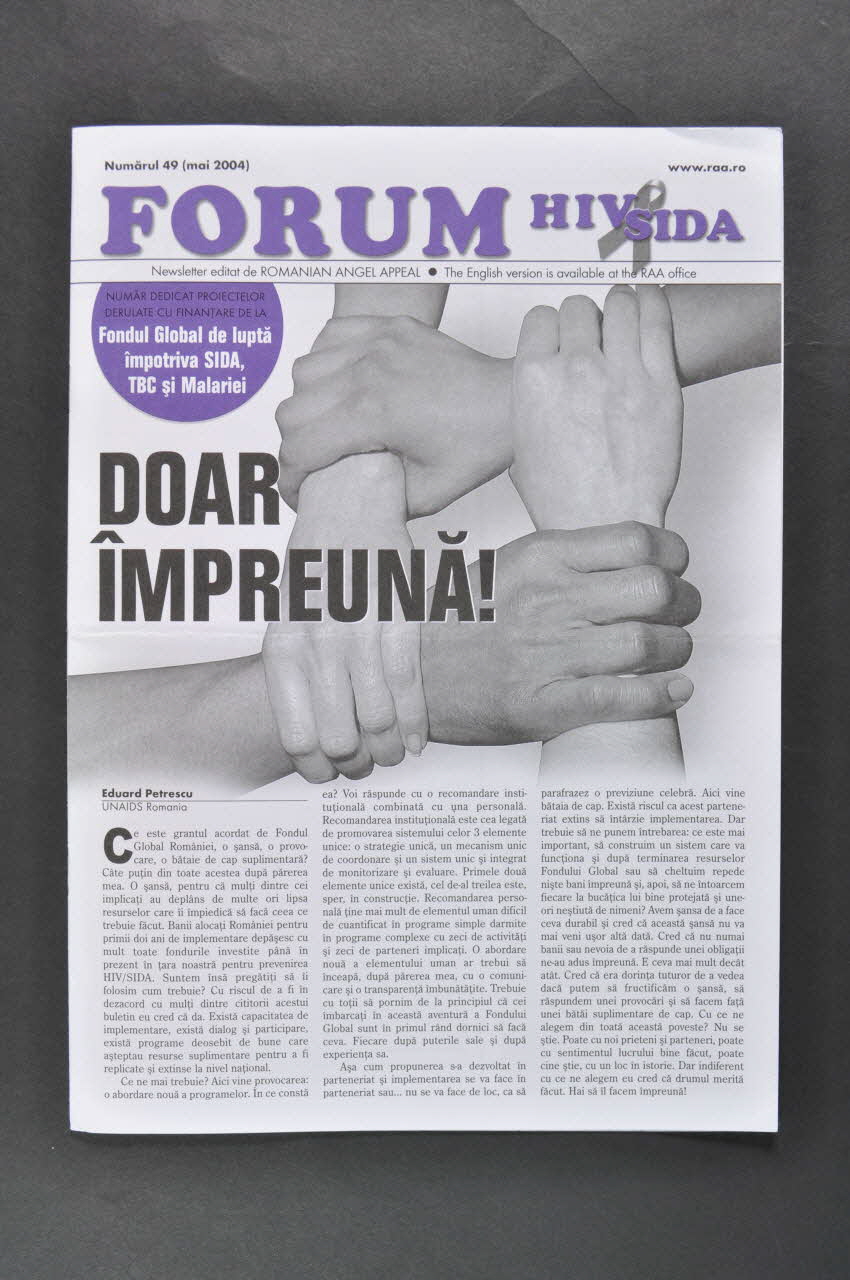Romanian Angel Appeal revue Forum HIV Sida n° 49 mai 2004 : "Doar impreuna !" (traduction) Roumanie 2004/5 2004.237.27 Photo Mucem