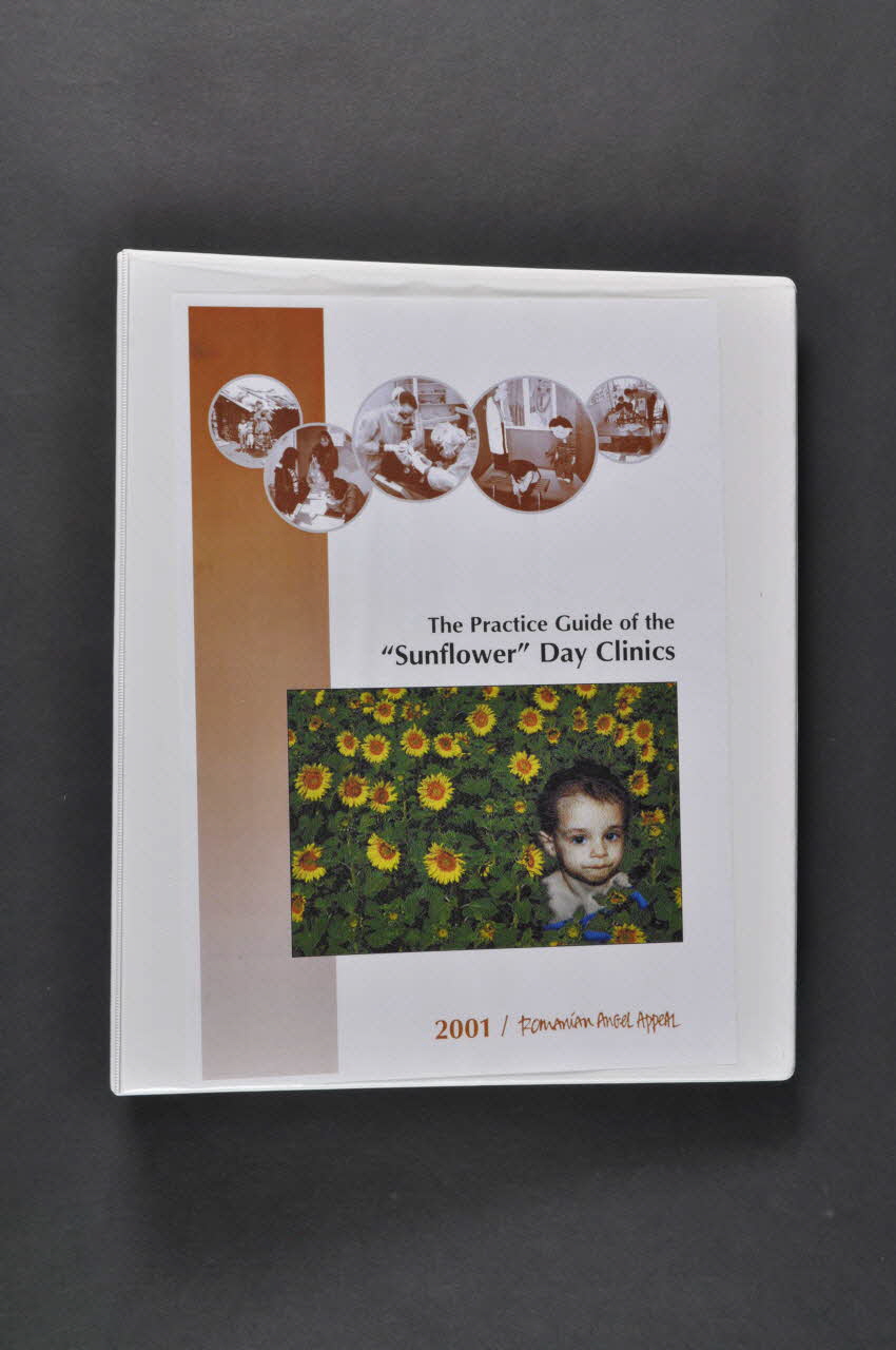 Romanian Angel Appeal classeur "The practice Guide of the Sunflower day clinics" Le guide pratique des cliniques de  jour "Sunflower" Roumanie 2001 2004.237.30 Photo Mucem