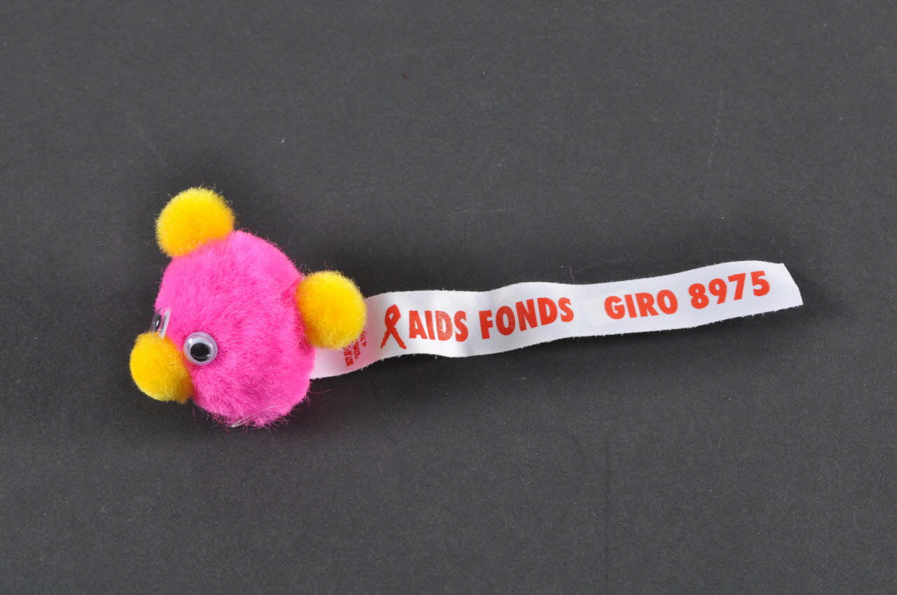 Aids Fonds autocollant peluche: souris avec banderole AIDS Fonds Pays-Bas 2005 2005.42.1 Photo Mucem