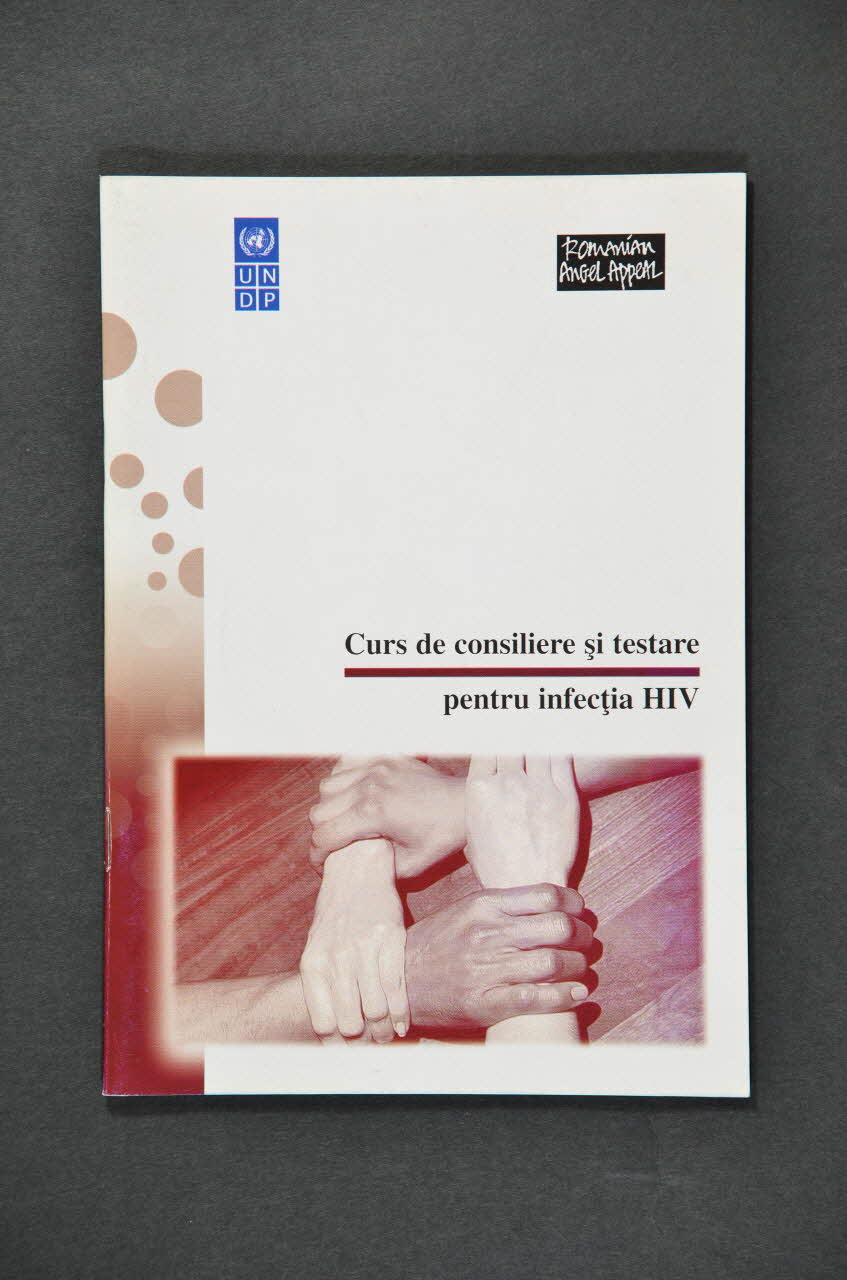 Romanian Angel Appeal BROCHURE Curs de Consiliere si testare pentru infectia HIV  (Cours pour les conseillers dans les tests de dépistage du VIH) Roumanie 2002 2004.237.34 Photo Mucem
