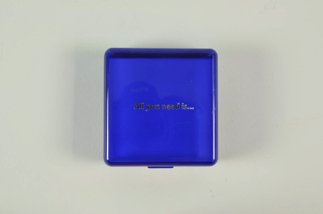 Soa Aids Nederland Porte préservatif "All you need is..." (Tout ce dont vous avez besoin est...) Pays-Bas 2002 2005.42.11.1-3 Photo Mucem