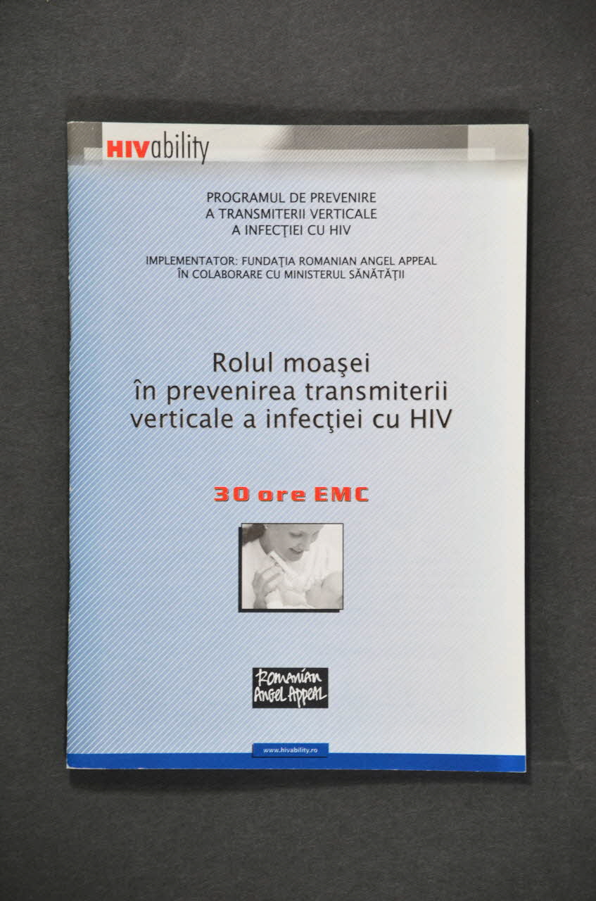 Romanian Angel Appeal BROCHURE "Rolul moasei in prevenirea transmiterii verticale a infectiei cu HIV" (Rôle de la sage femme (?) pour prévenir la transmission verticale  du VIH) Roumanie 2004 2004.237.40 Photo Mucem