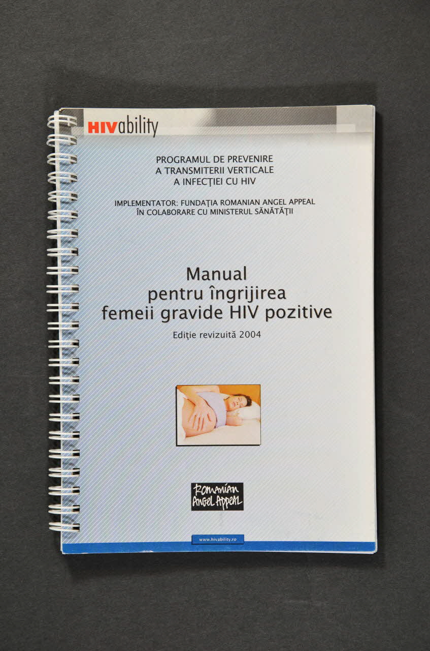 Romanian Angel Appeal BROCHURE "Manual pentru îngrijirea femeii gravide HIV pozitive"  (Manuel pour les soins aux femmes enceintes séropositives) Roumanie 2004 2004.237.42 Photo Mucem