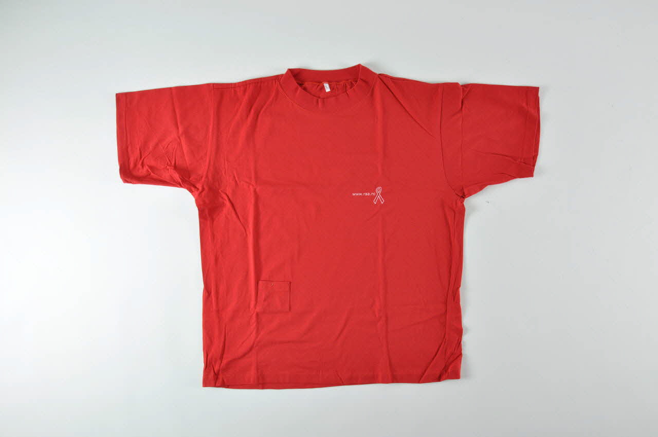 Romanian Angel Appeal tee-shirt "Indiferenta care nu iti salveaza viata"  (L'indifférence ne sauve pas la vie) Roumanie 2003 2004.237.7 Photo Mucem