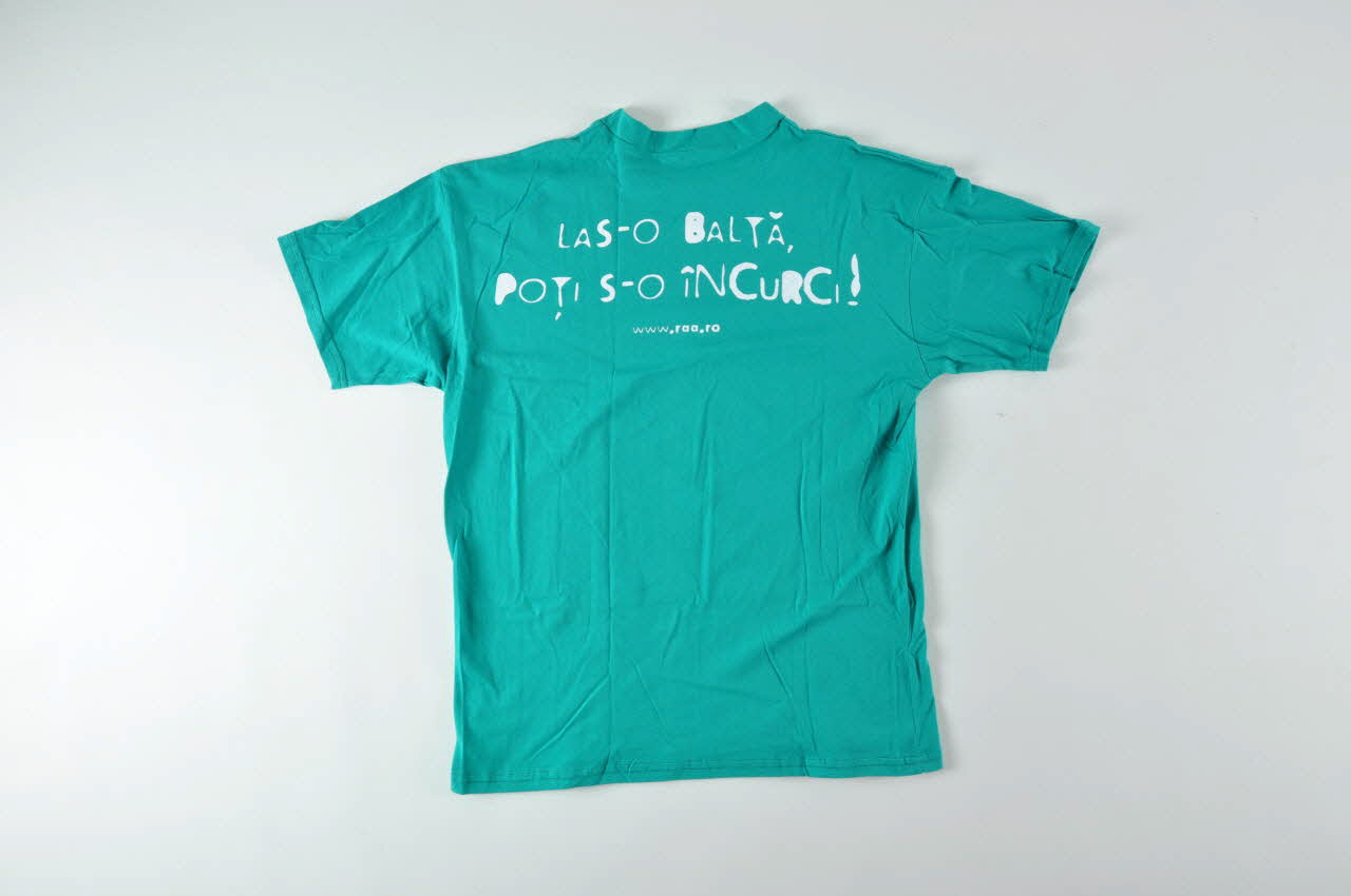 Romanian Angel Appeal tee-shirt "Las-o Balta, poti s-o incurc ! (Laisse de côté les embrouilles) Roumanie 2004 2004.237.8 Photo Mucem