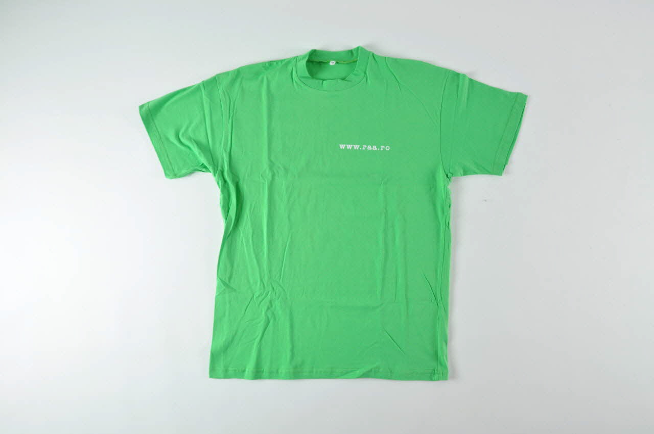 Romanian Angel Appeal tee-shirt "Am Castigat acest tricou pentru ca am grija de sanatatea mea"  (En gagnant ce tee shirt j'ai pris soin de ma santé) Roumanie 2004 2004.237.9 Photo Mucem