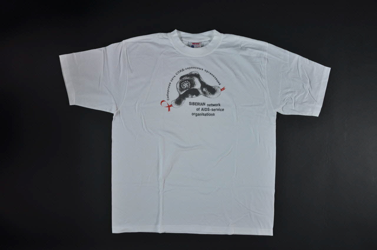Siberian Network Of People Living With HIV/AIDS tee-shirt "Siberian network of AIDS-service organisations" Russie 2004/6 2004.238.2 Photo Mucem
