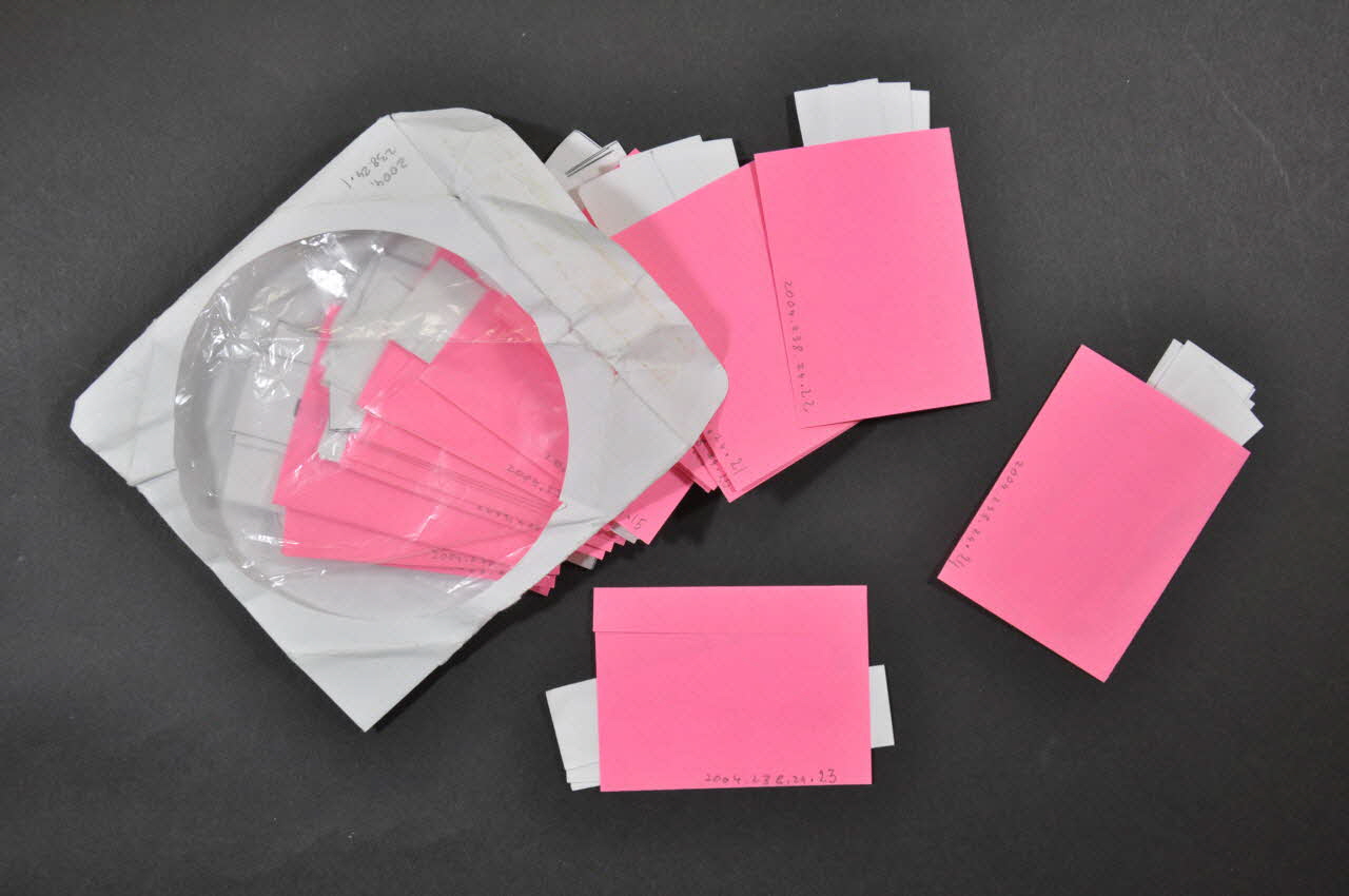 Humanitarian Project Novosibirsk jeu 24 enveloppes roses contenant chacune des rectangles de papier avec une somme en roubles (50,5,10) Russie 2004 2004.238.24.1-24 Photo Mucem