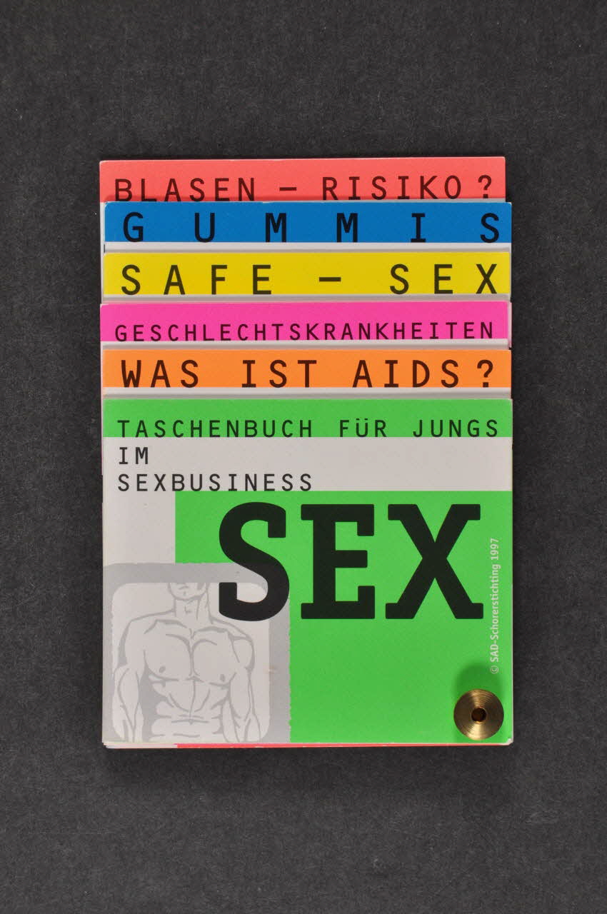SAD Schorer Stichting BROCHURE "Taschenbuch für Jungs im sexbusiness" (Livret pour des jeunes faisant le travail du sexe) (en allemand) Pays-Bas 1997 2005.43.21 Photo Mucem