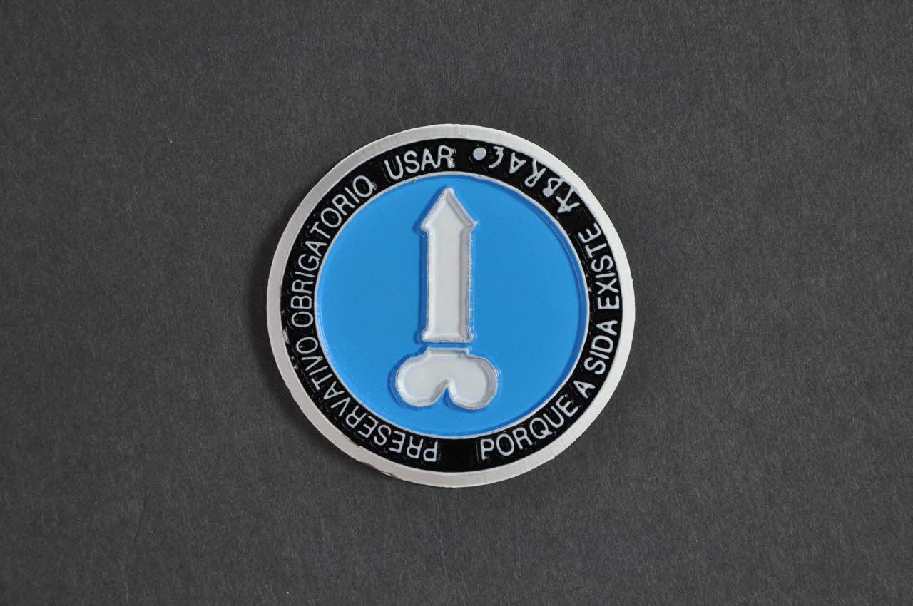 Abraço aimant Preservativo Obrigatorio usar (Préservatif. usage obligatoire) Portugal 1993 2003.19.2 Photo Mucem