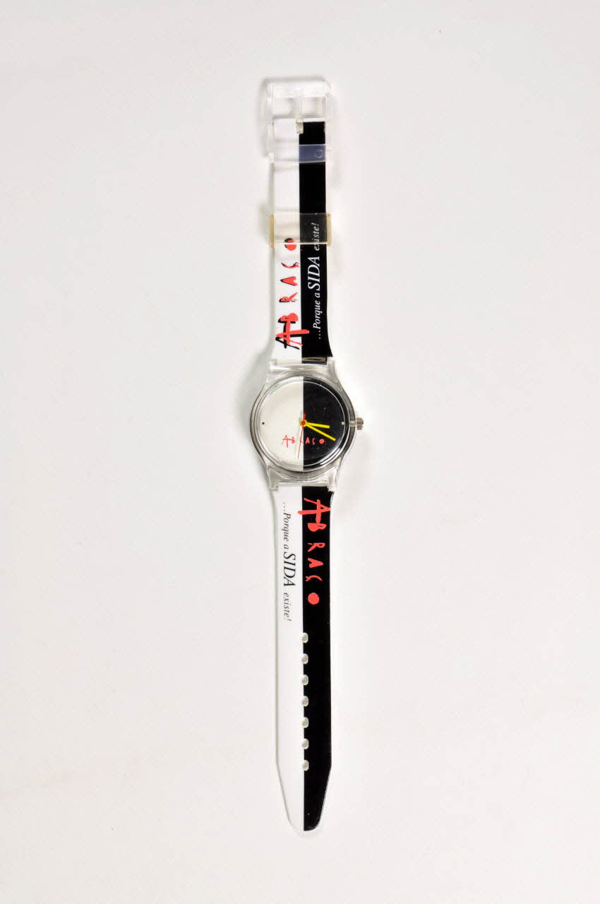 Abraço montre Montre bracelet noir et blanc dans étui Portugal 1998 2003.19.24.1 Photo Mucem