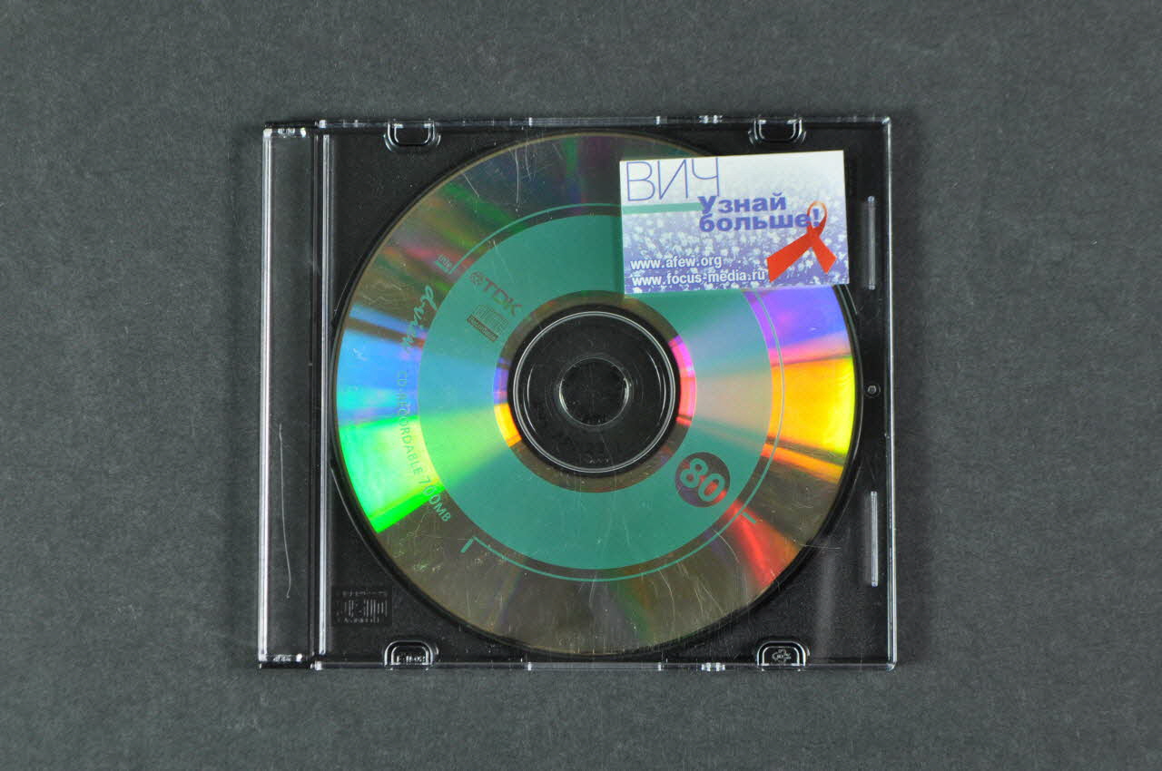 Aids Foundation East-West / Focus-Media Foundation CD-ROM "VIH. Apprenez-en plus" (en russe) Fédération de Russie 2004/5 2004.239.23.1-2 Photo Mucem
