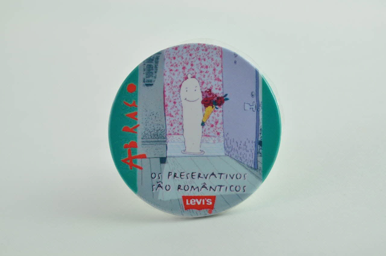 Abraço badge "Os preservativos sao romanticos" (Les préservatifs sont romantiques) Portugal 1998 2003.19.6 Photo Mucem