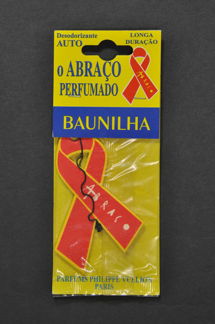 Abraço Déodorant voiture Déodorant voiture ruban rouge parfum "Baunilha" (vanille) Portugal 2003 2003.19.8 Photo Mucem